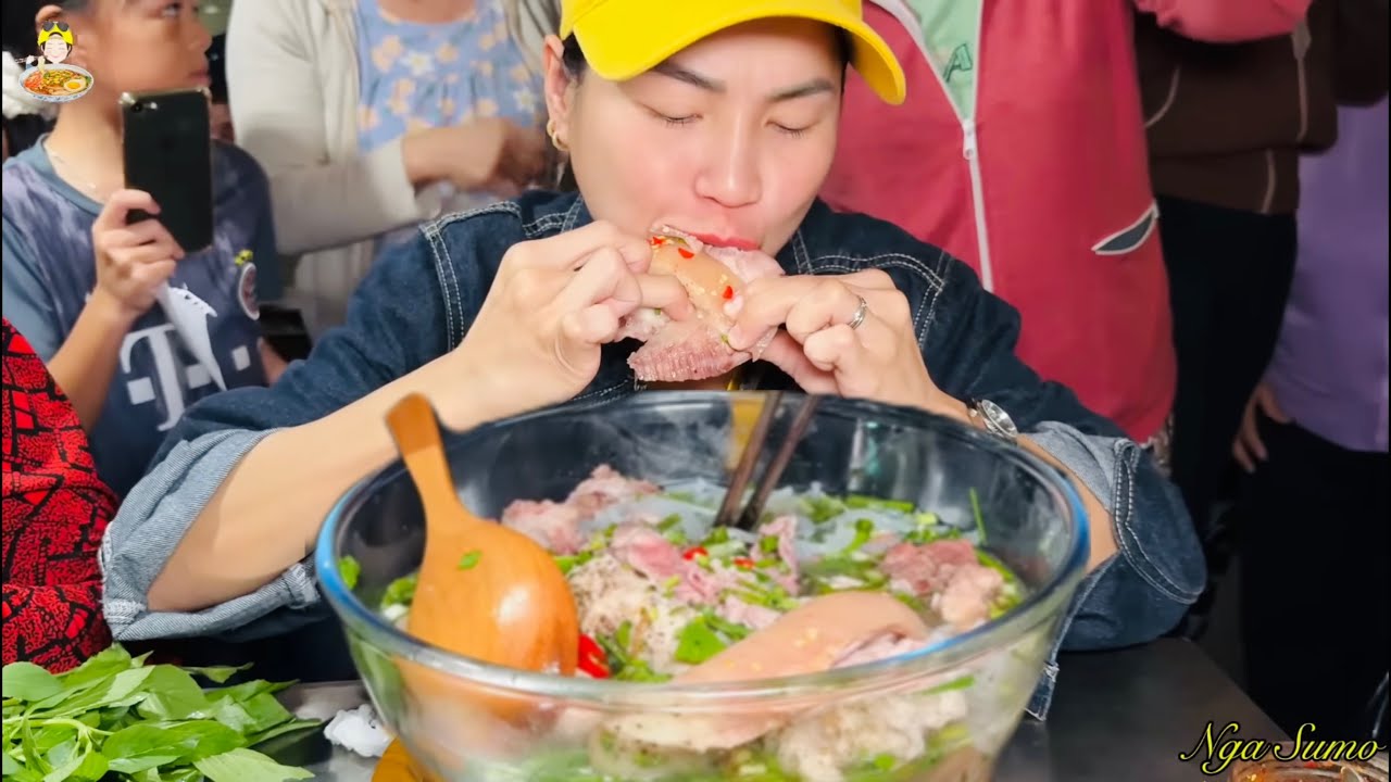 NGA SUMO ĐỐI ĐẦU NGHẸT THỞ VỚI NGUYÊN CẢ CHỢ VÀ SỰ CỐ KHÔNG THỂ QUAY TÔ BÚN GIÒ HEO KHỔNG LỒ 