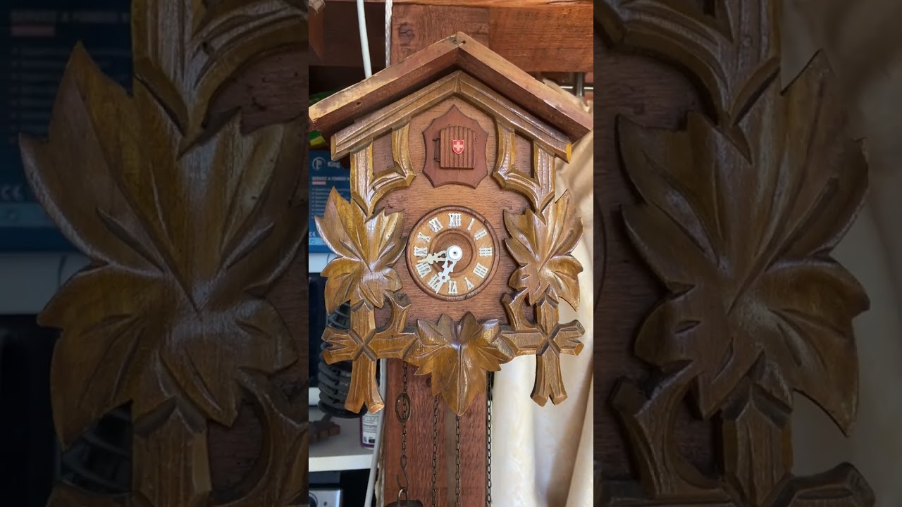 Horloge coucou suisse en bois massif NON DISPONIBLE A LA VENTE