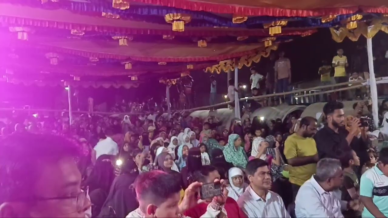 রুপবানে নাচে কোমর দুলাইয়া..  