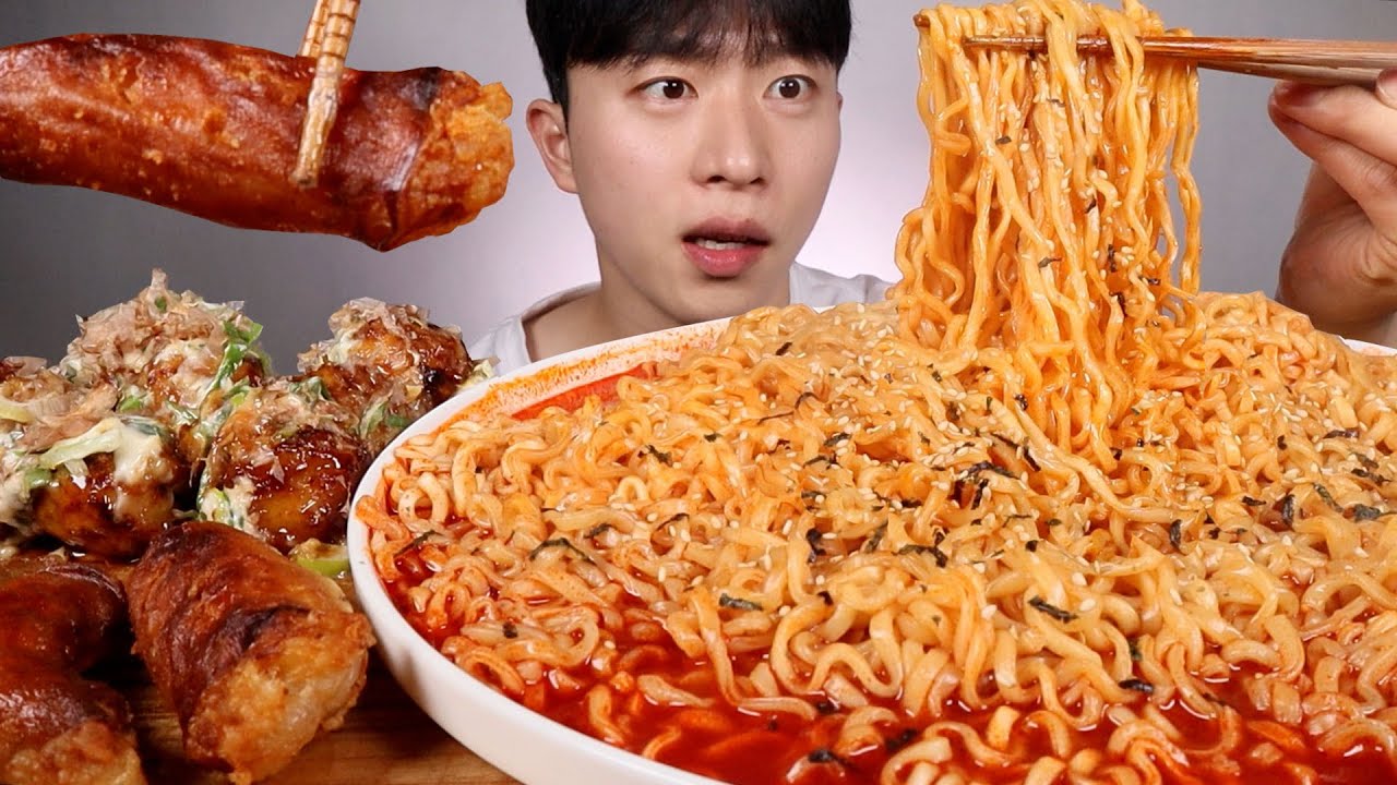 매운 불닭볶음면에...통대창 오리지널 타코야끼 더해서 먹어보겠슴다!!!!! ASMR SPICY FIRE NOODLES DAECHANG Octopus Balls eating 먹방