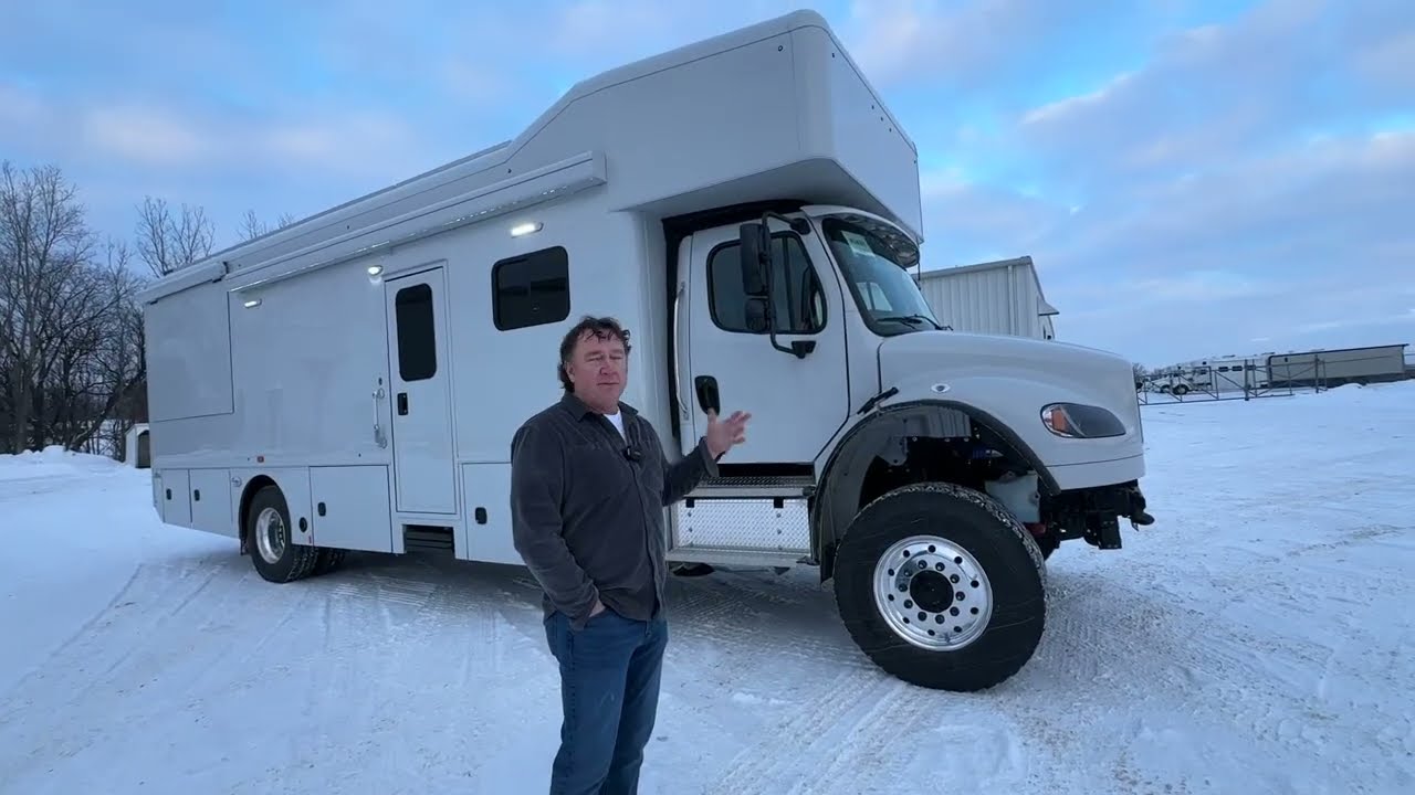 В наличии автобус Showhauler 4x4 M2 106 Plus только в компании Performance Motorcoaches.