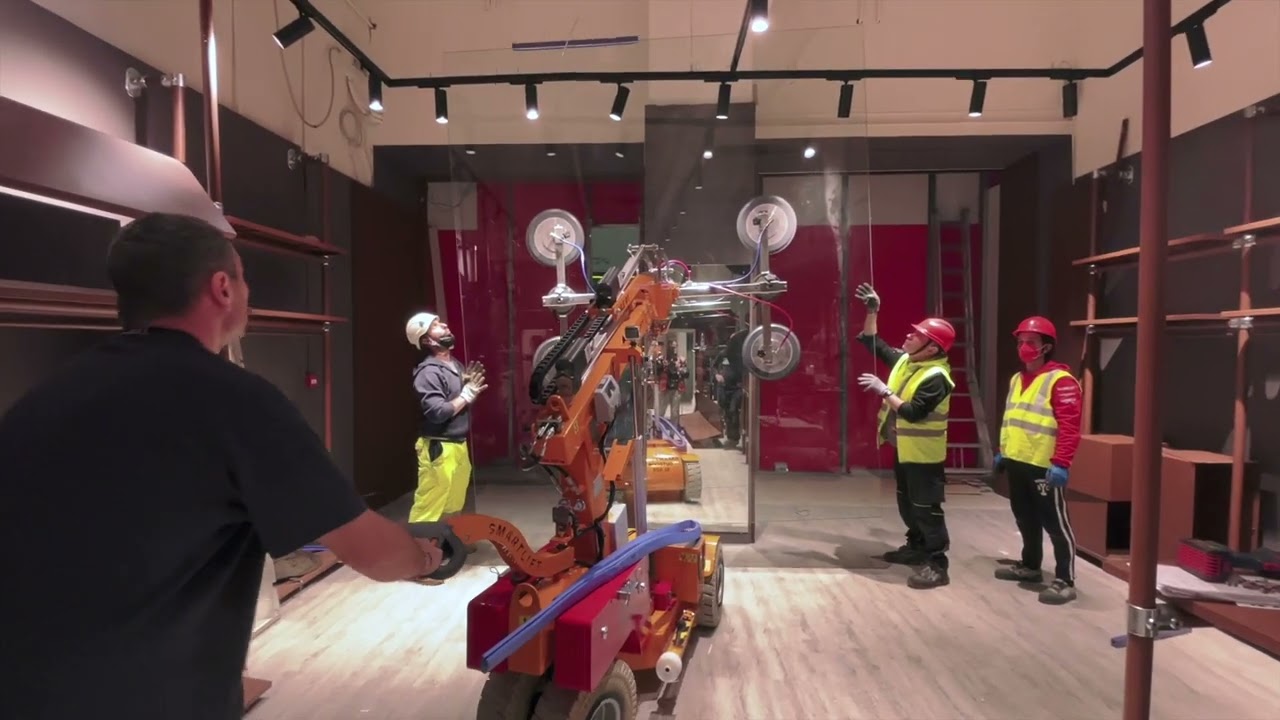 montaggio vetri con gru in aree pedonali e centri commerciali