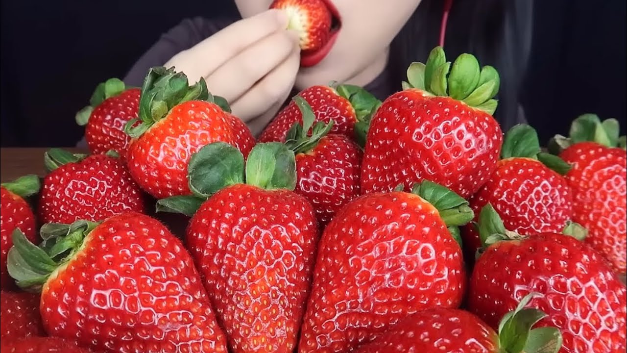 “Juicy Strawberry ASMR: Ultimate Sound Sensation for Relaxation!🍓
