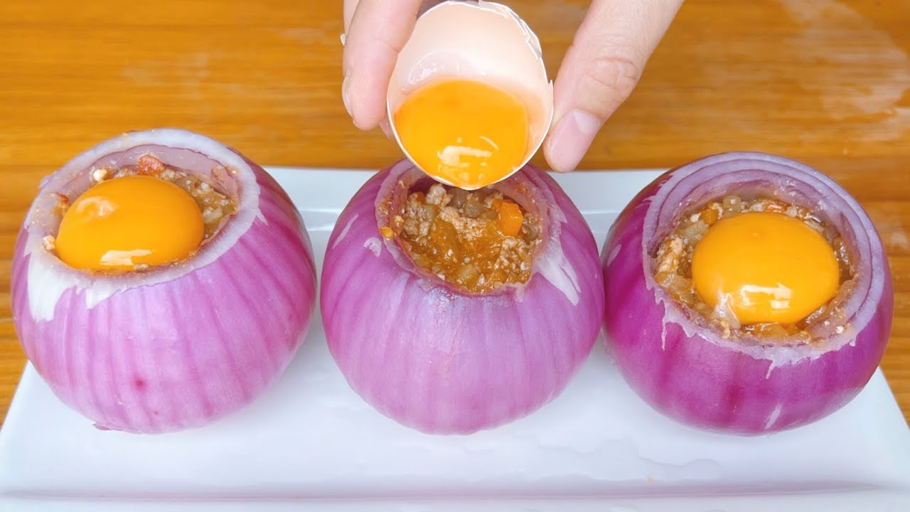 В лук кладут яйца, не ожидала, что будет так вкусно, питательно и вкусно