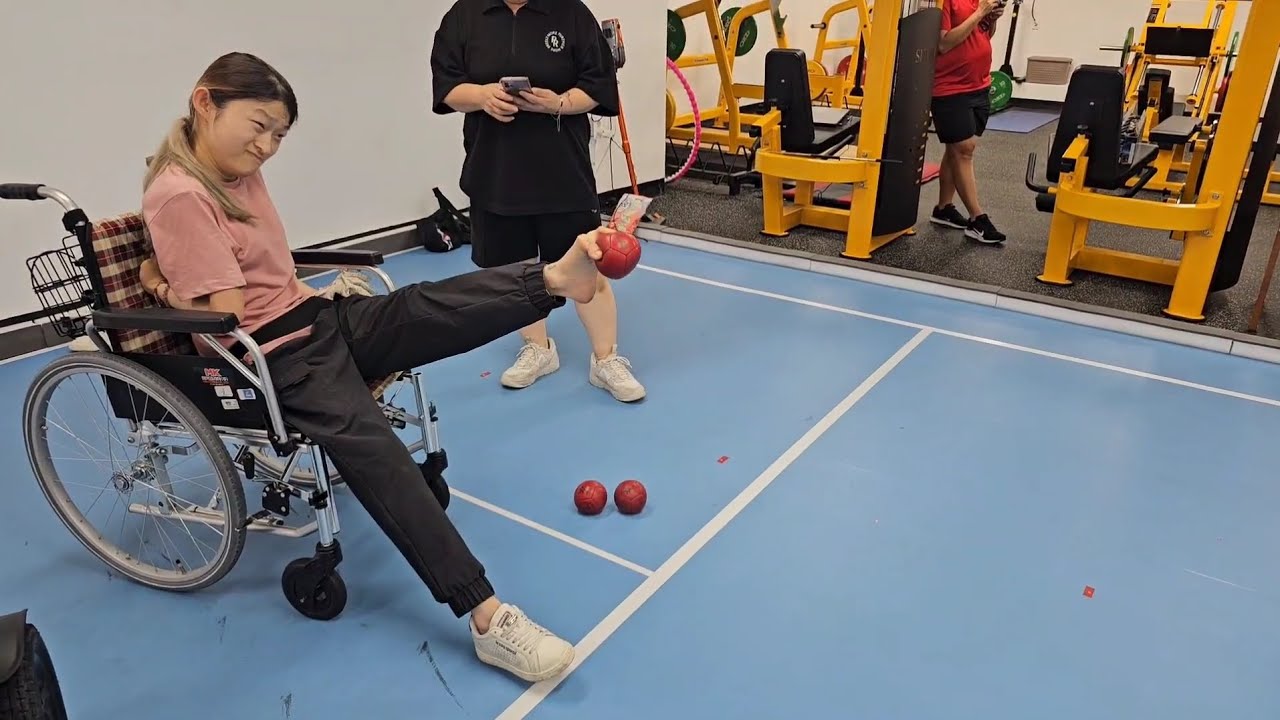 How Boccia BC1 foot Player grips the ball and take a shot