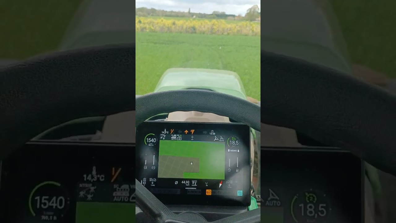amazone ZA-TS fertiliser spreading with fendt one 724