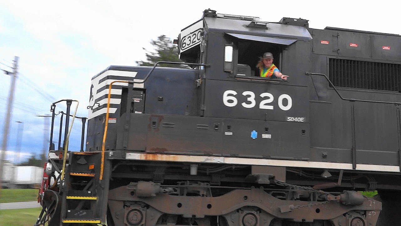 🙋&zwj;♂️ Awesome Cool Conductor on a Pair of EMD SD40E's