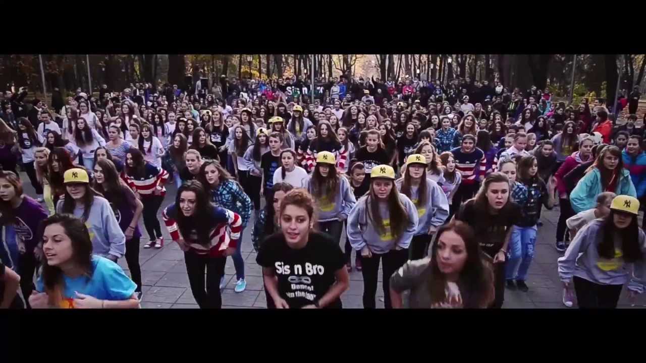 Flash Mob Happy Birthday Sis n Bro! 23/10/2013  Moldova, Chisinau!