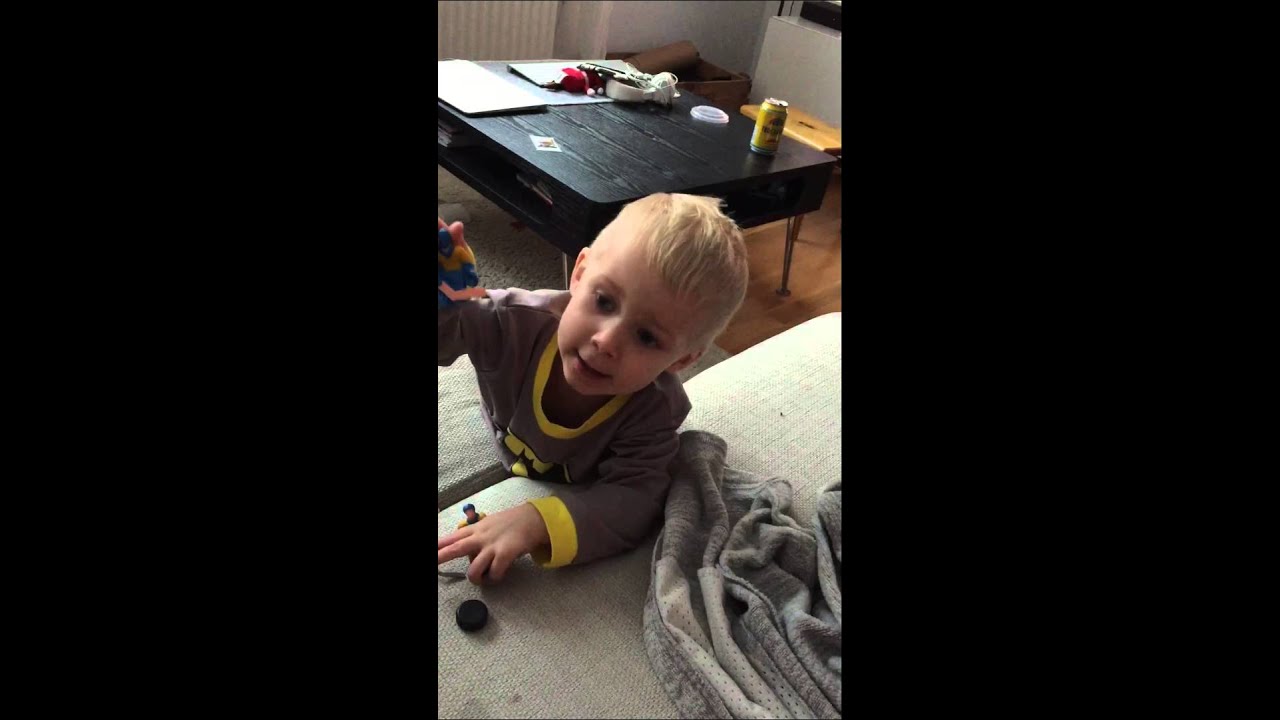 Theo har koll på sina hockeygubbar :)