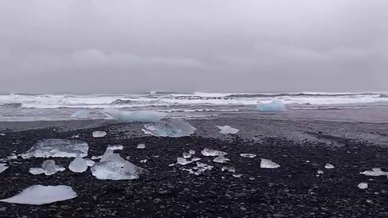 Zwart strand aan J&ouml;kullsarlon