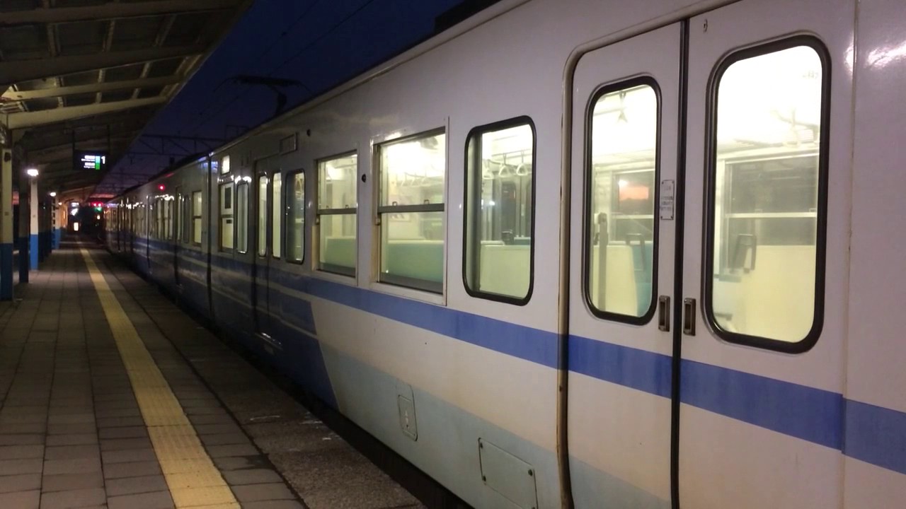 朝の柏崎駅 ブロワーの音を響かせて115系発車
