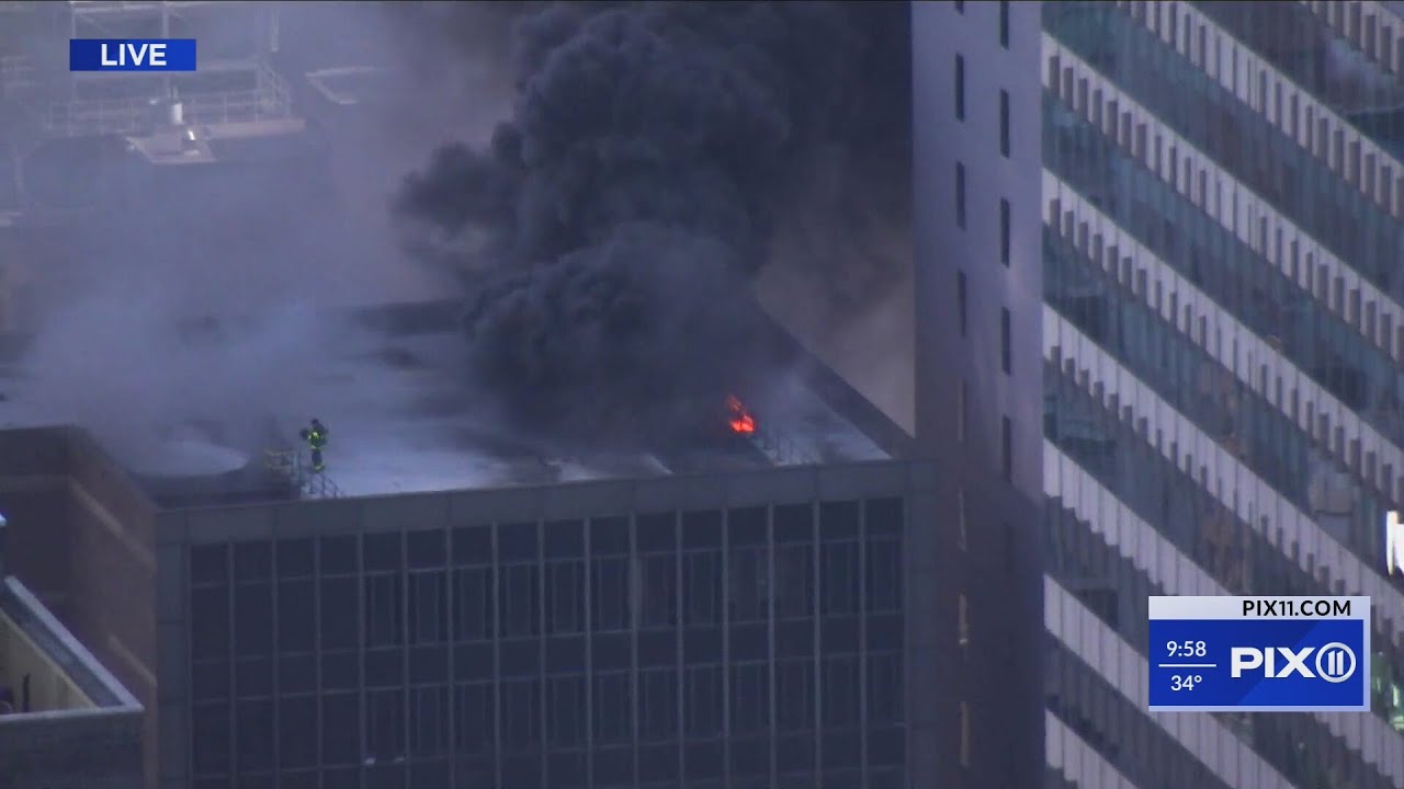 Fire on NYC building sends smoke billowing in Midtown