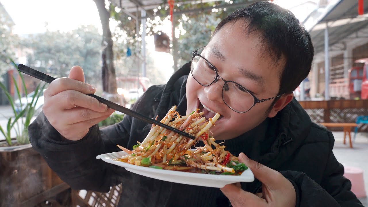 山里的折耳根多到爆，挖点回去做个两菜一汤，真下饭