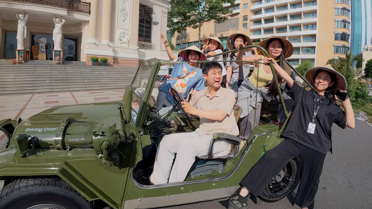 코이투어가 지프차를 몰고 나타났습니다
