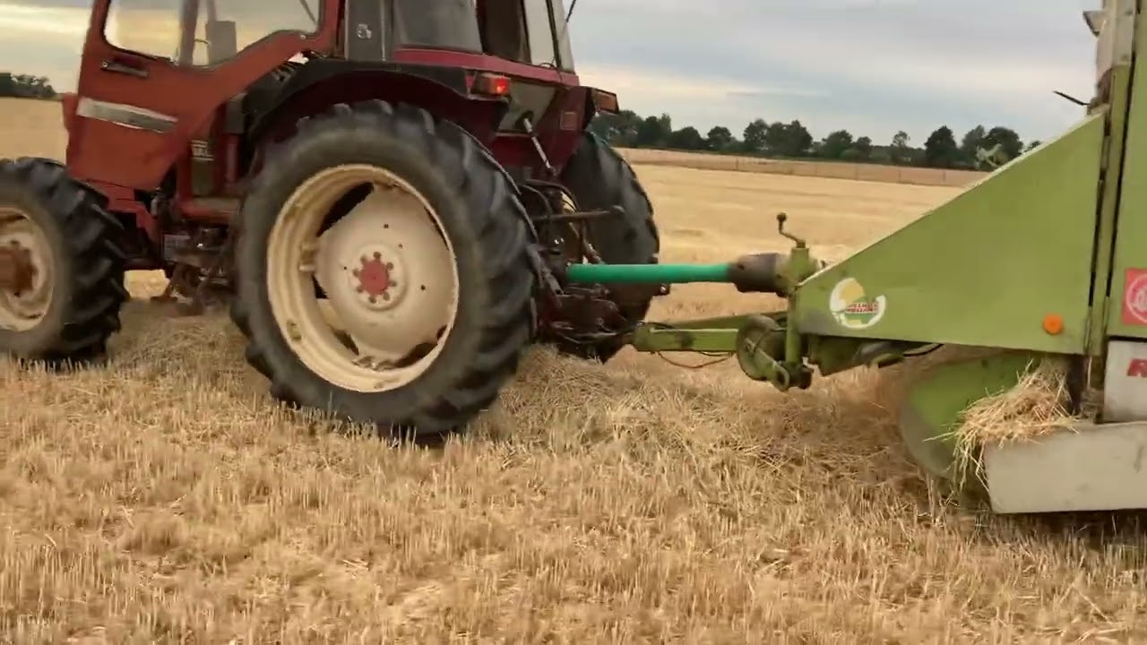 International Harvester 885 XL Baling with a Claas Rollant 62s baler