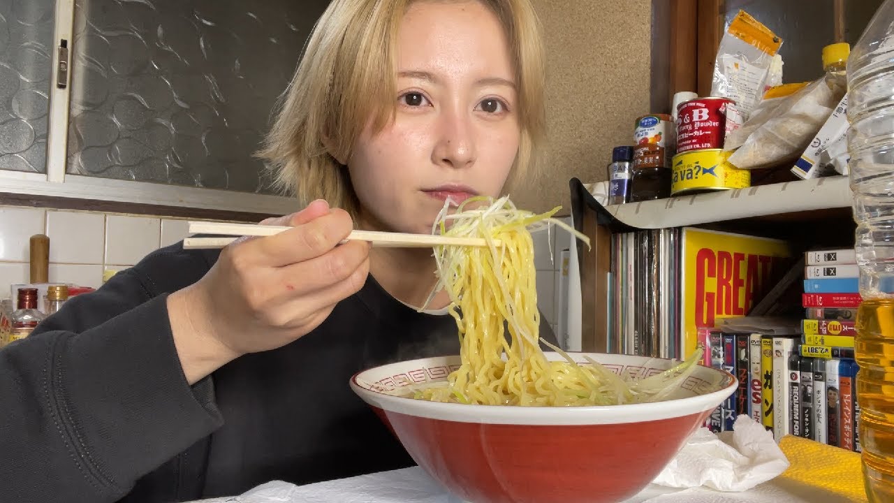 深夜にねぎたっぷりラーメンを食べ至福の一服をキメる