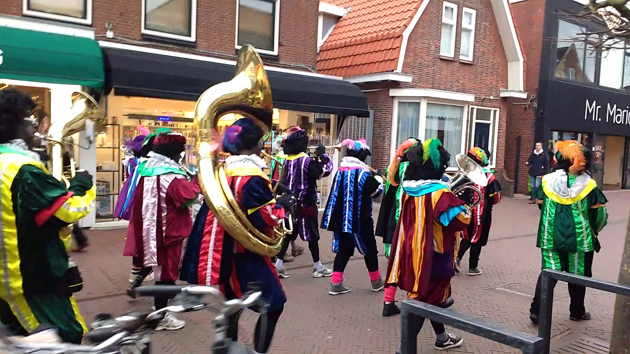 Zwarte Pieten band in de hoofdstraat, Noordwijk aan zee.