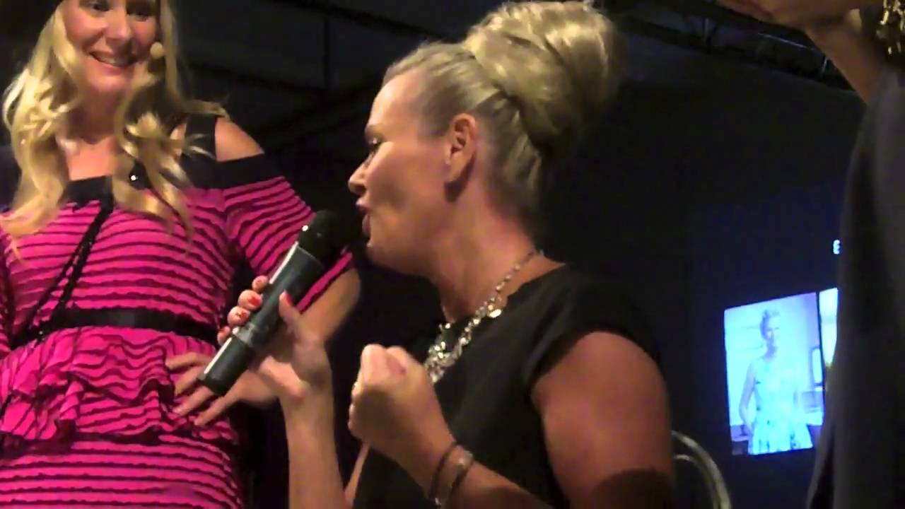 Efva Attling tilldelas nya priset Damernas V&auml;rld Guldknappen Accessoar 2010