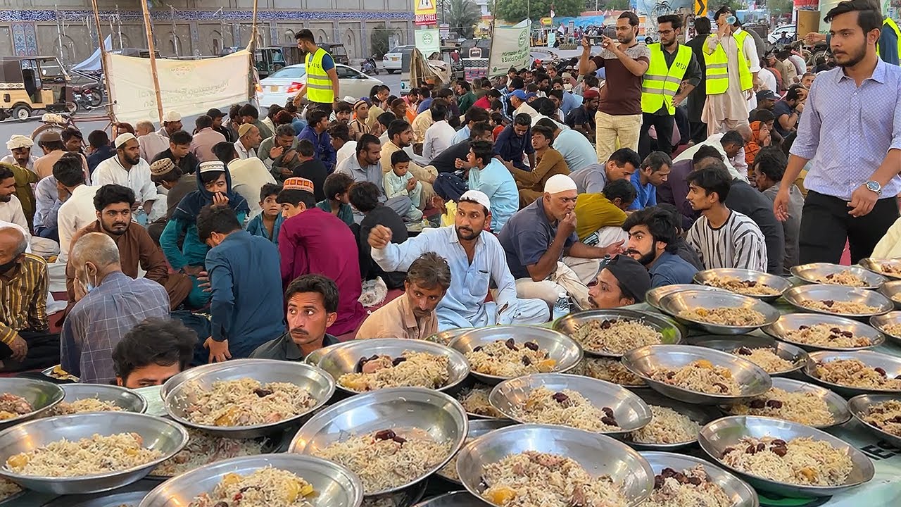 Free Food In Ramadan Iftar Time | 1000+ People Iftar on Road | Biggest Iftar in Pakistan