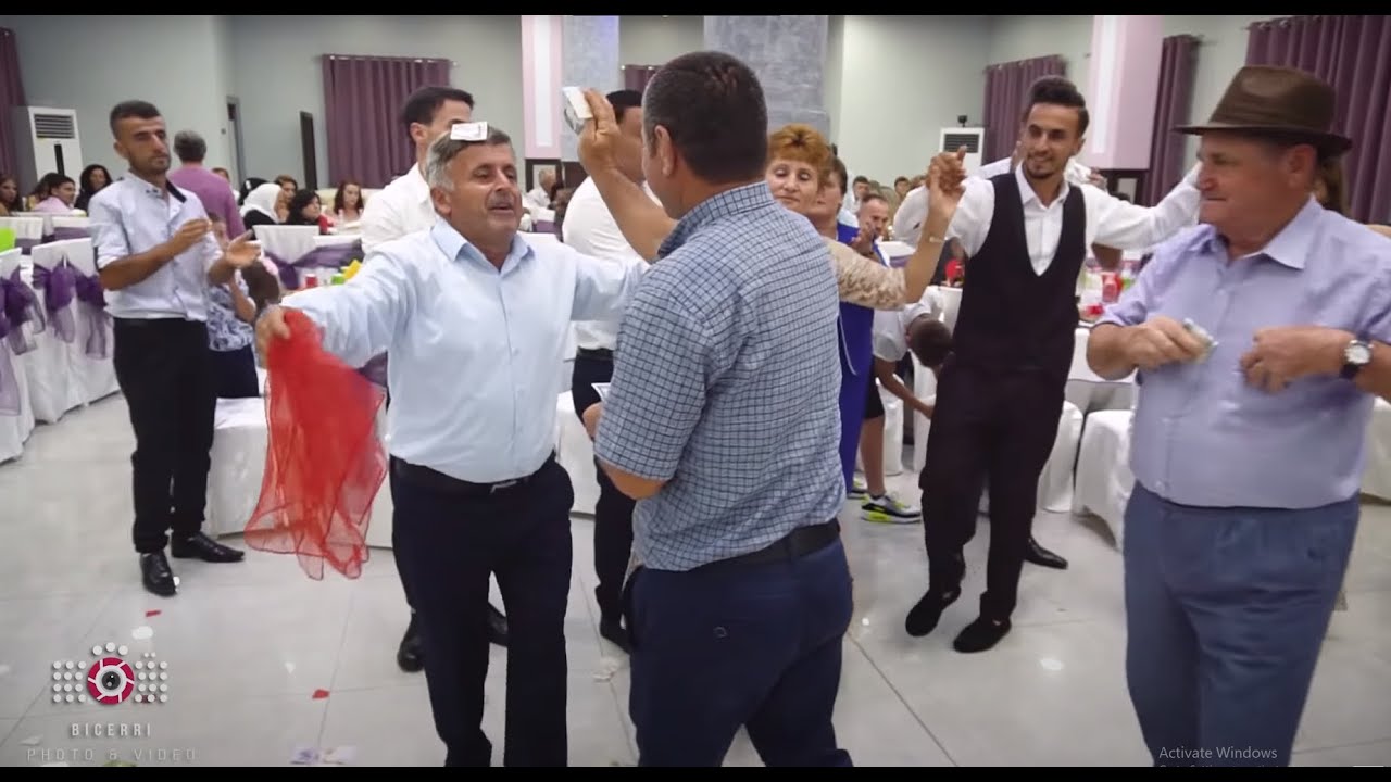 Hapja e dasmes nga familja me vallen me te bukur 