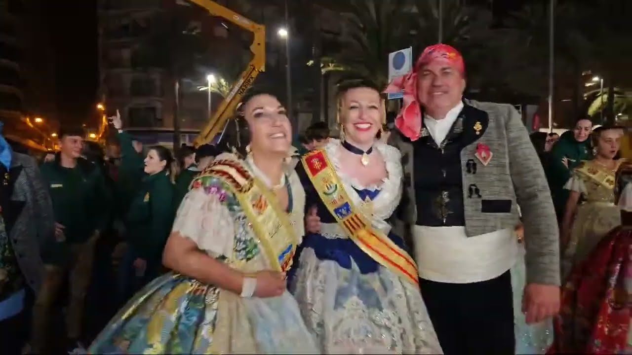 CREMA Falla El Mercat .  ¡Tele 9 Alzira está emitiendo en directo!