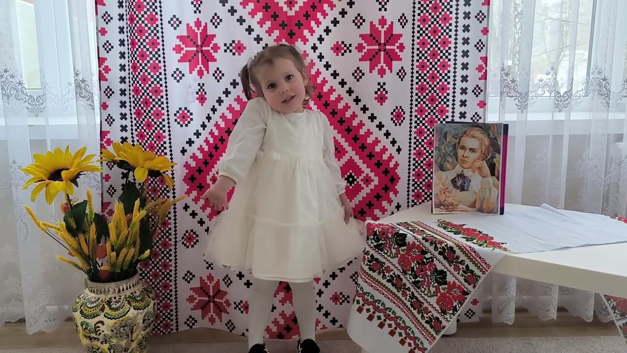 Вірш Лесі Українки «На зеленому горбочку». Декламує Софійка Куць.