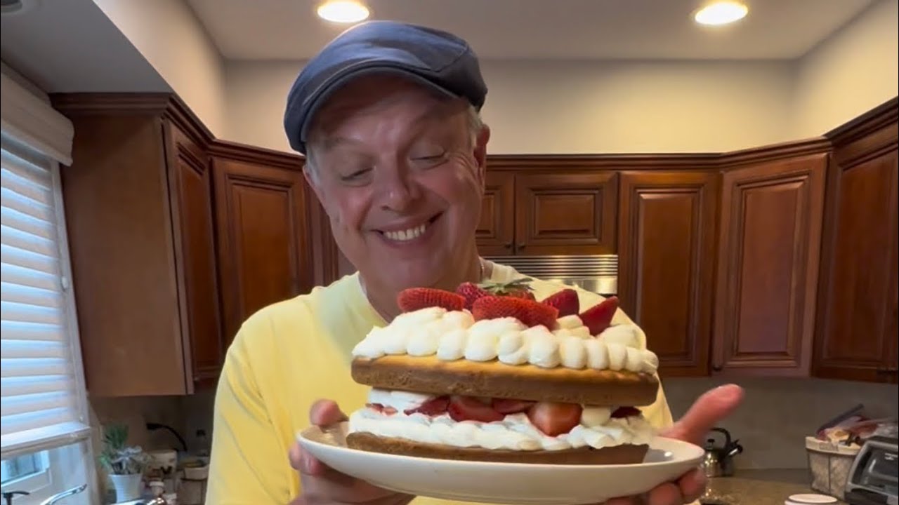 Клубничный торт с домашними взбитыми сливками ❤️🍓🍓
