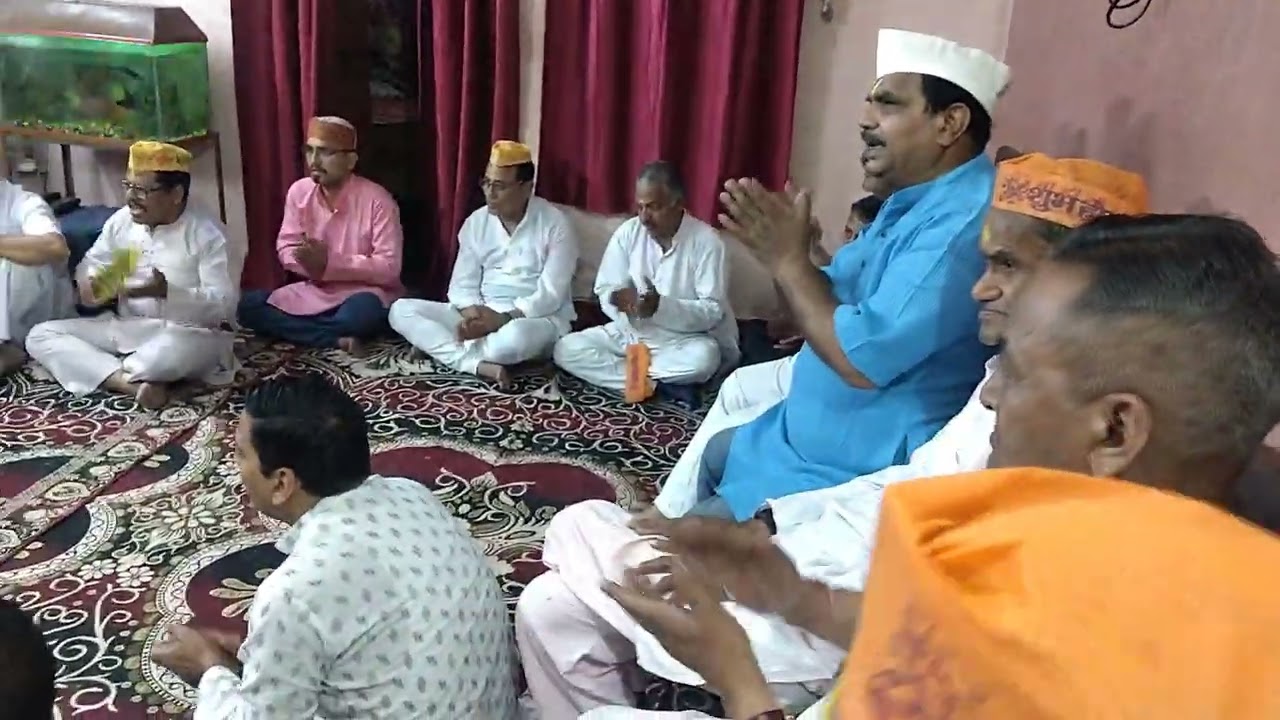 धरे मुकुट खेले होली