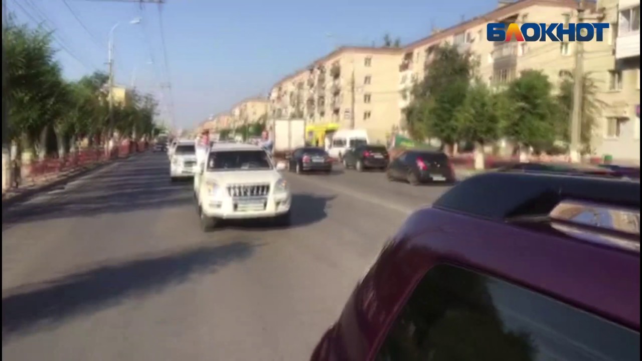 Выпускники Волгоградской академии МВД устроили массовый заезд на Land Cruiser Prado