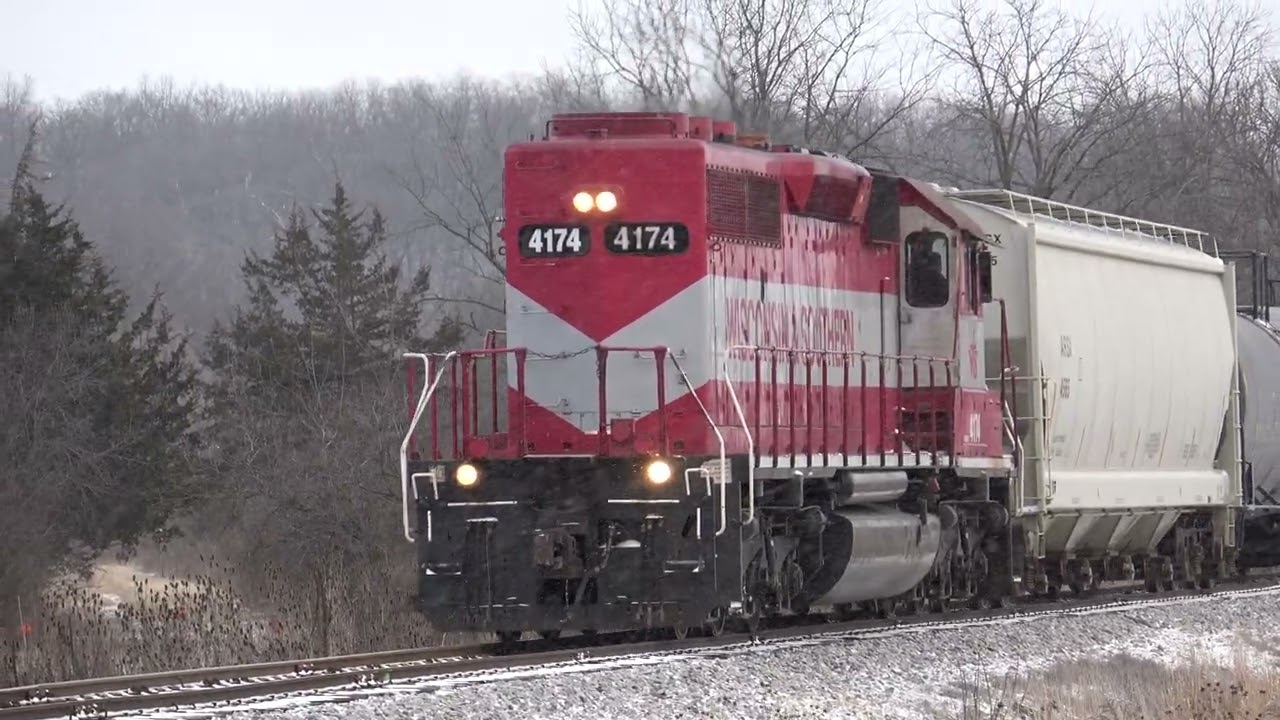 WAMX 4174 Leads A Short Train Into Cross Plains With A Muffled K5LA