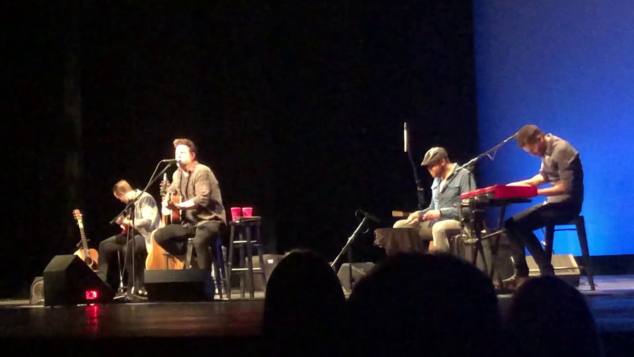 David Nail singing Kiss You Tonight