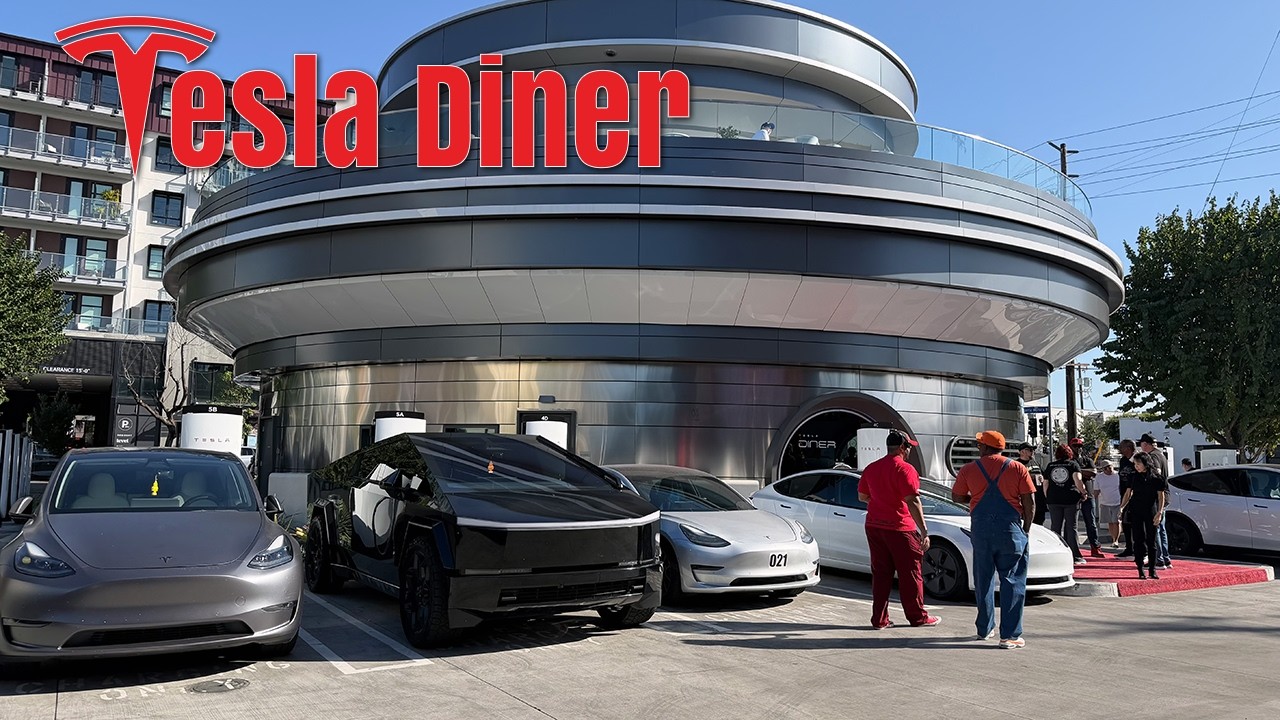 Внутри закусочной Tesla Hollywood Diner! Кибертрак Colossus, Оптимус и курица с вафлями.