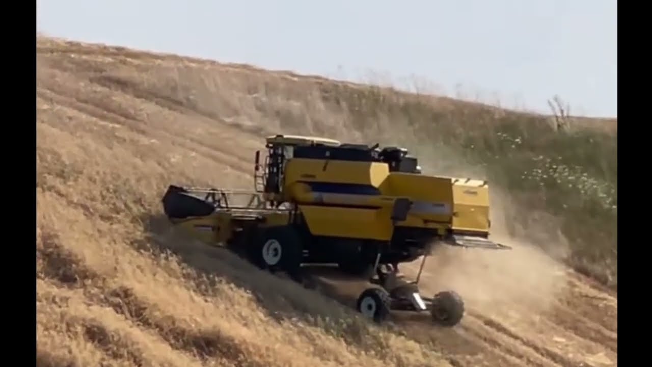 Trebbiatura in collina con New Holland TC 5080