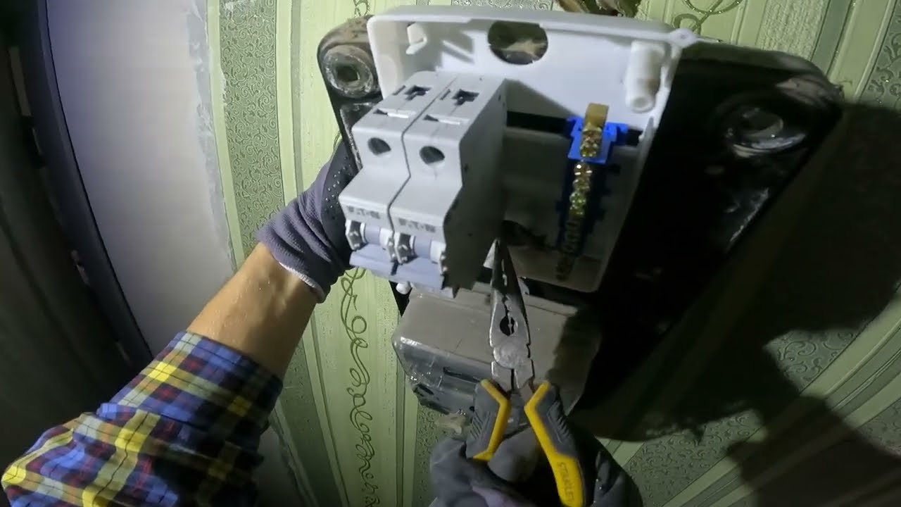 Замена старых пробок на автоматы | Работа под напряжением ⚡