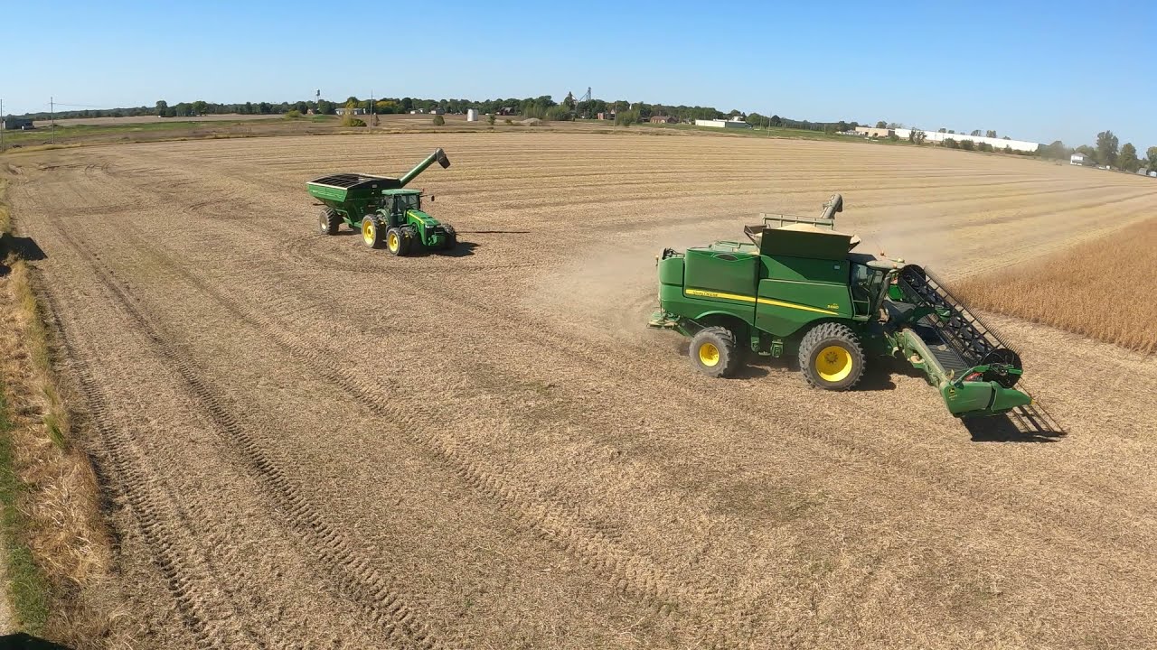 Quality Farm Equipment - John Deere S680 - 8310R - Brent 882 - Soybean Harvest 2021 Chasing