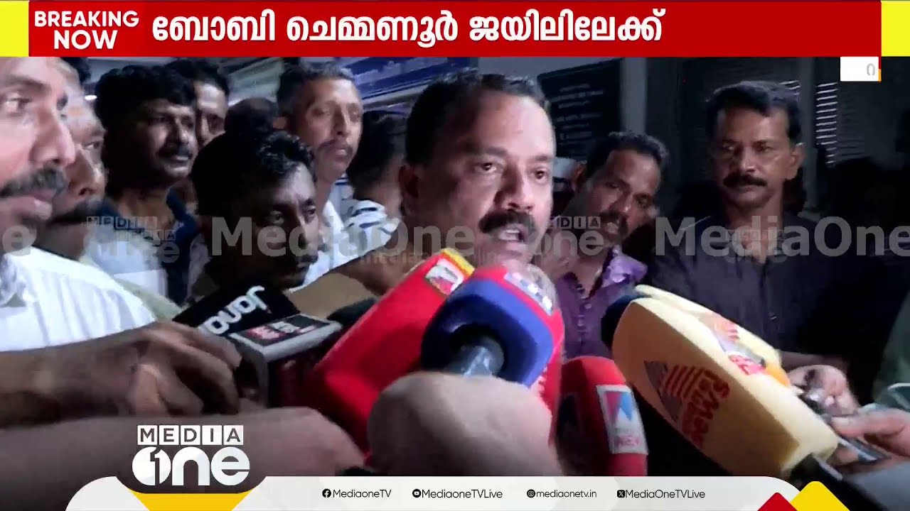 'അയാൾ സാധാരണക്കാരനല്ല, ലക്ഷക്കണക്കിനാളുകളെ കൈക്കുമ്പിളിൽ കൊണ്ടുനടക്കുന്നയാളാണ്': പ്രതിഷേധം