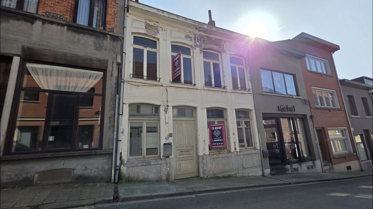 Grote en lichtrijke burgerwoning aan het kerkplein van Geraardsbergen