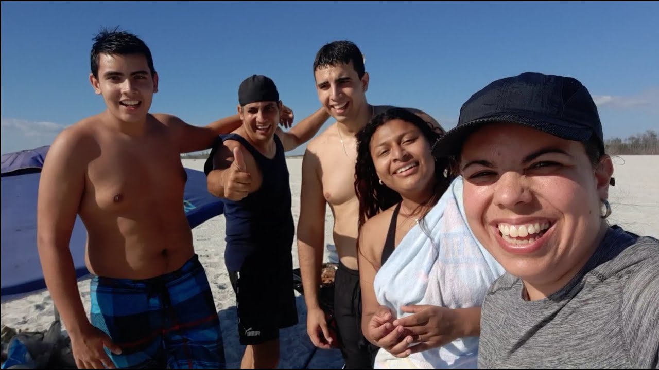 Hermoso paseo en el barquito de la familia por las playas de la Florida, Cocinando con Irina