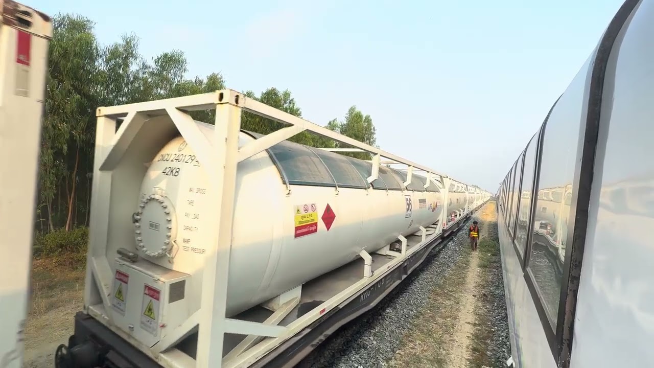 Good morning everyone oil Crossing with passengers Train KiHA Train 🚂 A#railway 