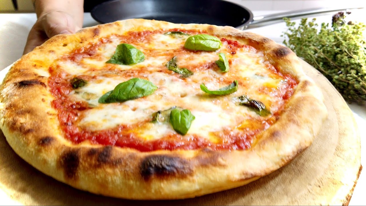 PIZZA IN PADELLA COME IN PIZZERIA cotta in 5 minuti con bordo alto e con trucchetto! 🍕
