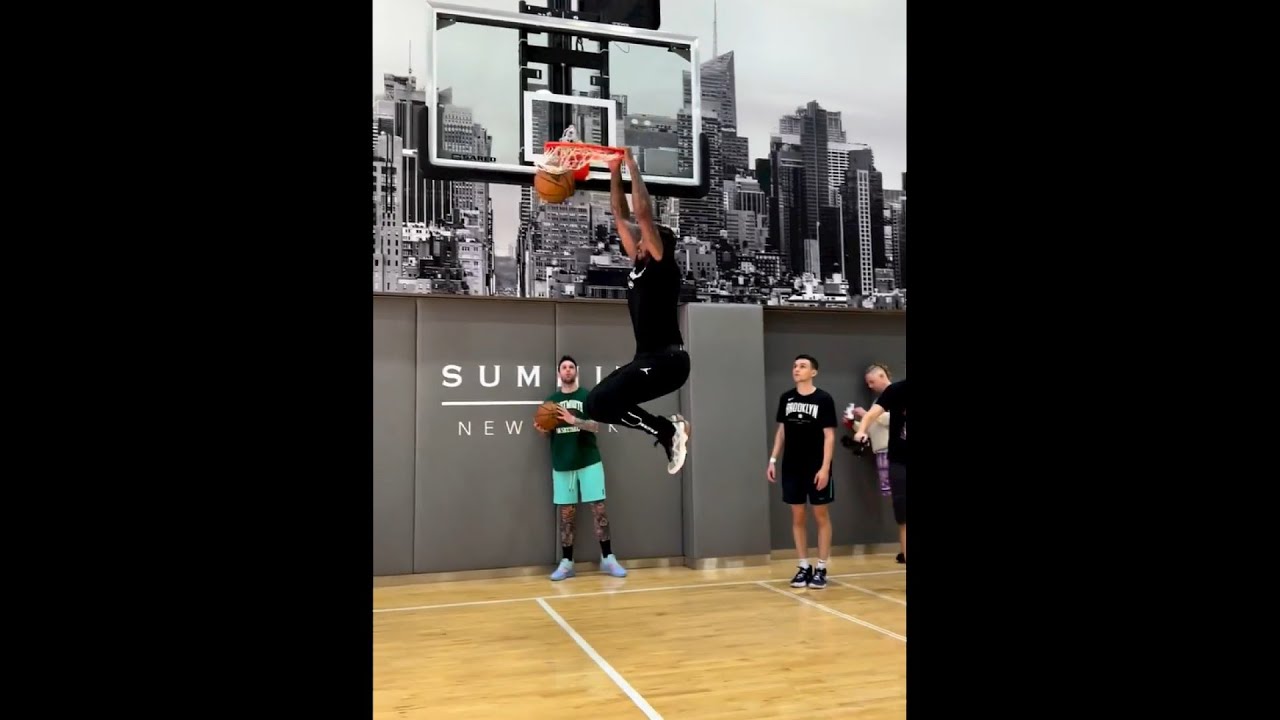 Carmelo Anthony shows he still has bounce in crazy dunk workout 😤