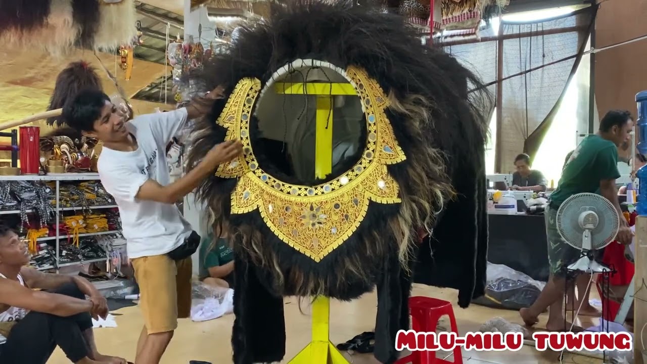 Proses merakit barong bangkung Semeton sakeng Sempidi