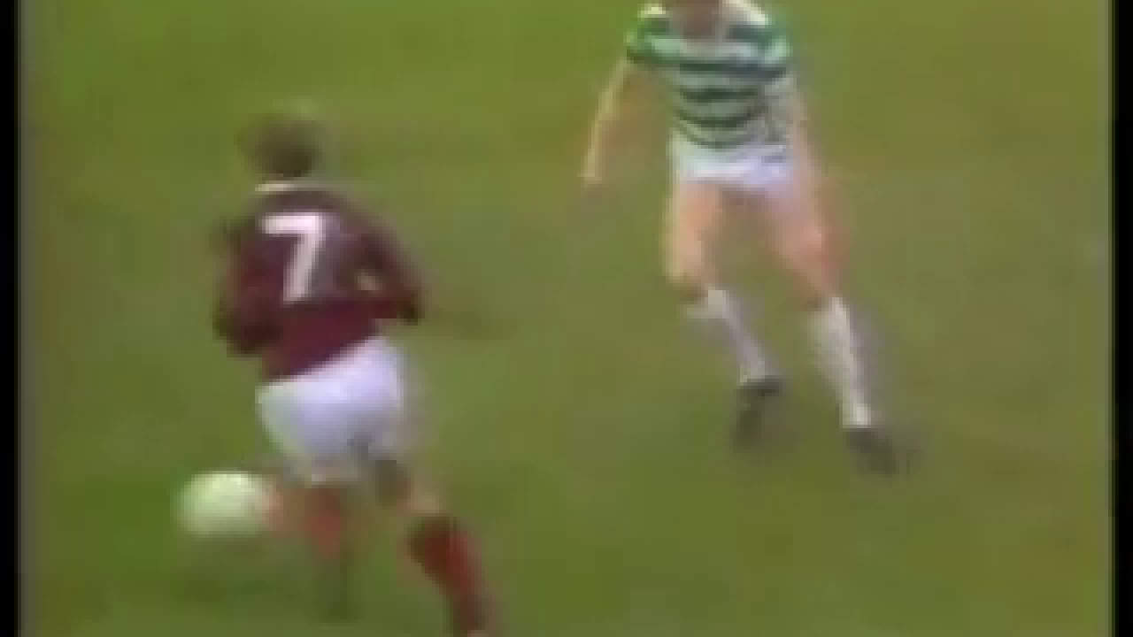 Willie Johnston sent off because of a cheating Davie Proven!