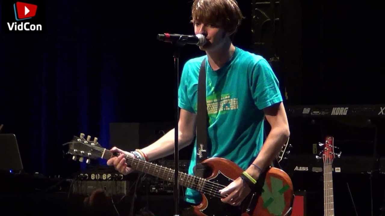 Dave Days & Kimmi Smiles perform Olive You live at Vidcon 2011