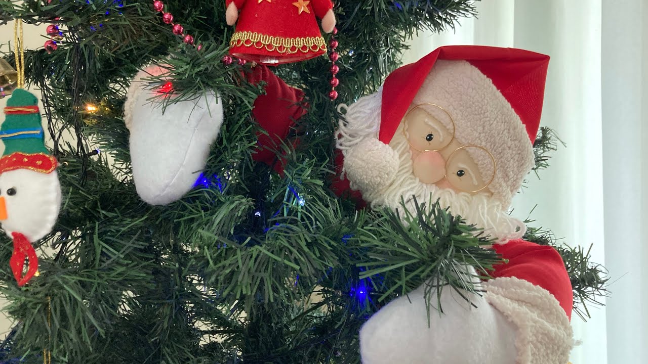 Papai Noel que abraça a árvore