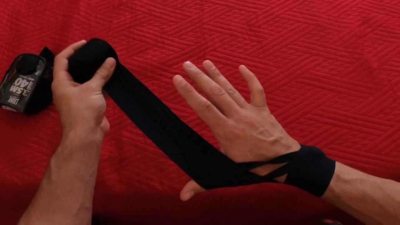 Due bendaggi “hand wraps” bende o fasce per le mani negli sport da combattimento (kick boxing)