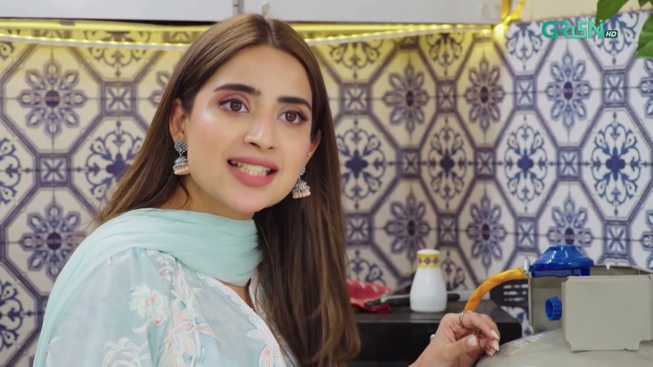 Aurat Kamzoor Hoti Hai Kya | Faaslay | Ali Ansari - Saboor Aly | Green Films
