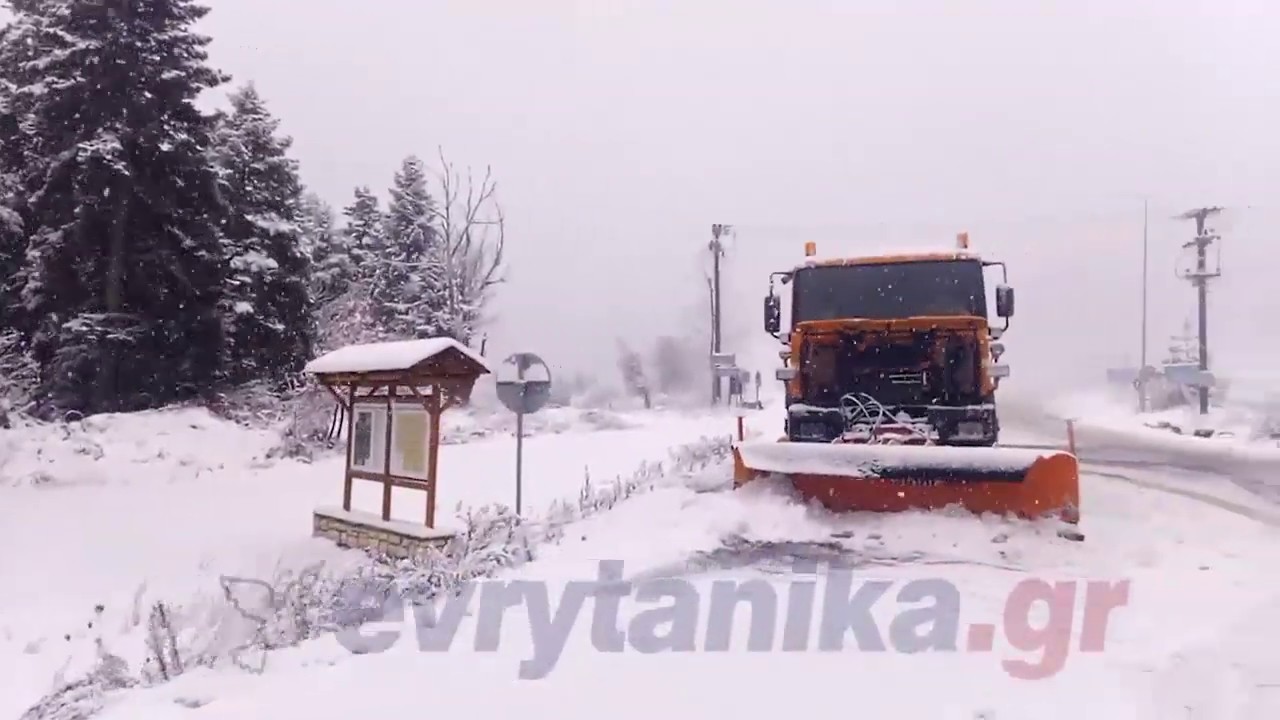 Το πρώτο χιόνι στο Καρπενήσι - Πλάνα από τη Ράχη Τυμφρηστού & το κέντρο (13.12.2018)