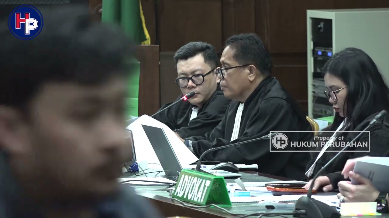 PENASIHAT HUKUM MEMBACAKAN NOTA PEMBELAAN (PLEIDOI) DARI TERDAKWA RIVA SIAHAAN