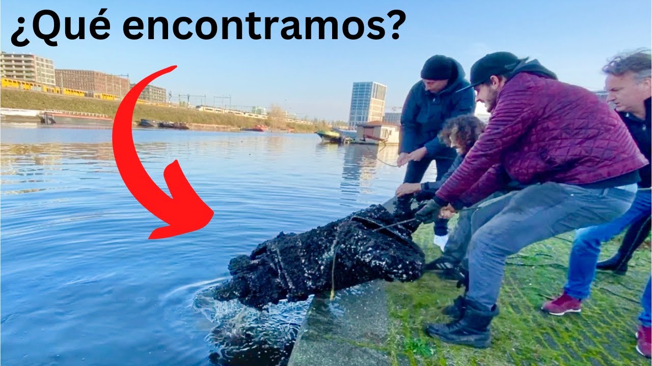 ¡La Policía no puede creer lo que encontramos en el río! Pesca con imán gigante)